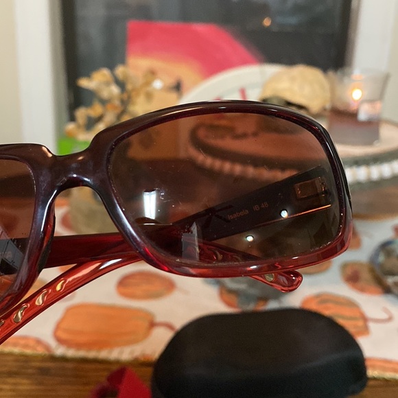 Red Costa Isabella - Picture 7 of 7